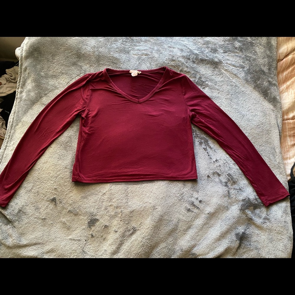 Cropped maroon vneck shirt